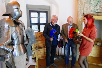 Neue Ausstellung erweckt Mittelalter auf Schloss Wildeck zum Leben - Ritter Kunibert (links) wurde aus vielen Einzelteilen wie ein großes Puzzle wieder zusammengesetzt. Foto: Andreas Bauer