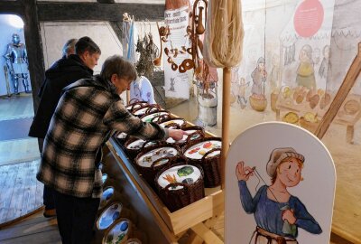 Neue Ausstellung erweckt Mittelalter auf Schloss Wildeck zum Leben - Auch ein mittelalterlicher Markt wird nachgestellt. Foto: Andreas Bauer