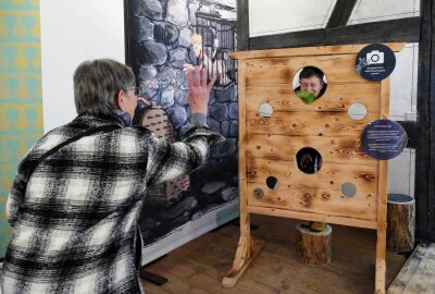 Neue Ausstellung erweckt Mittelalter auf Schloss Wildeck zum Leben - An diesem Pranger können sich Besucher mit Softgemüse bewerfen lassen. Foto: Andreas Bauer