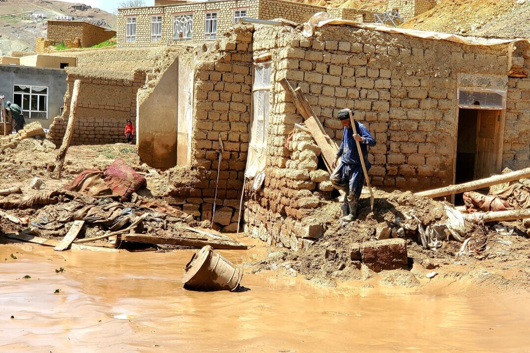Neue Überschwemmungen in Afghanistan - Ein Mann sammelt nach schweren Überschwemmungen in der Provinz Ghor seine Habseligkeiten zusammen.