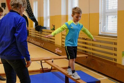 Niederlautersteiner Kinder eifern einem Olympiasieger nach - Auch Balancieren war gefragt, um das Flizzy-Sportabzeichen zu erlangen. Foto: Andreas Bauer