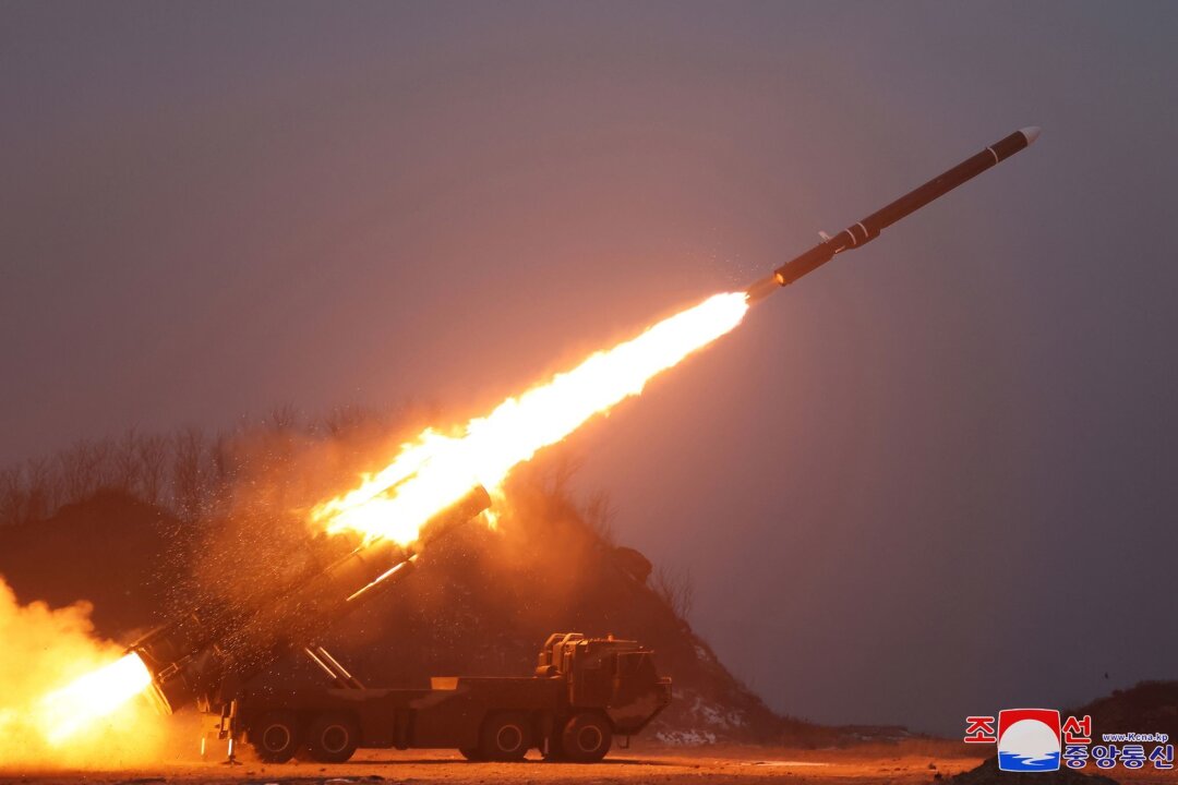 Nordkorea vermeldet Test von Sprengköpfen und Raketen - Die von der staatlichen nordkoreanischen Nachrichtenagentur KCNA zur Verfügung gestellte Aufnahme zeigt den Test eines Marschflugkörpers im Januar.