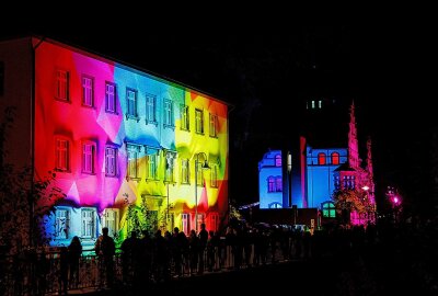 Oberlungwitz leuchtet zum Jubiläum - Die Fassadenshow am "Meisterhaus" ist am Sonntag und Montag jeweils ab 18.30 Uhr stündlich zu erleben. Foto: Markus Pfeifer