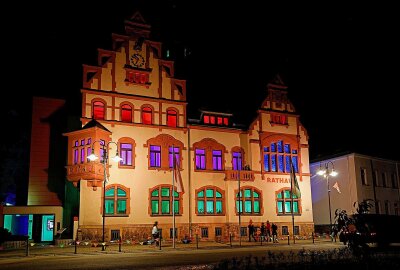 Oberlungwitz leuchtet zum Jubiläum - Das Rathaus präsentiert sich bunt. Am 31. Oktober gibt es hier Halloween und einen Lampionumzug. Foto: Markus Pfeifer
