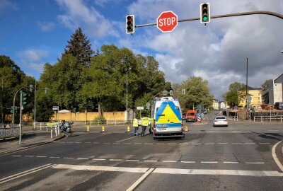 Ölspur sorgt für Verkehrsbehinderungen - Sperrung der Chamisostrasse in Plauen durch die Einsatzkräfte. Foto: Igor Pastierovic