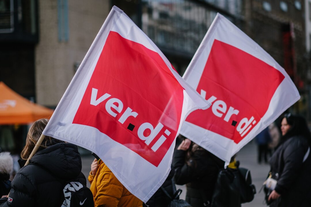 ÖPNV steht seit Samstag in vielen Teilen Sachsens still - Verdi-Fahnen während einer Demonstration.