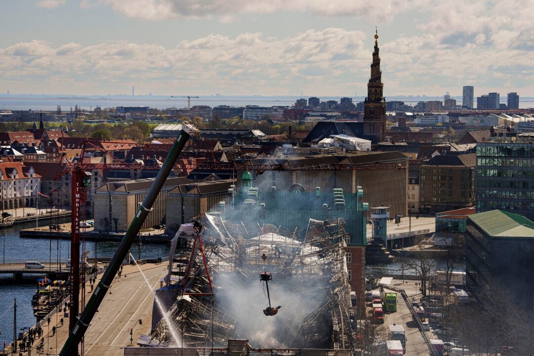 Offene Fragen nach dem Brand in Kopenhagen - Die schwer beschädigte alte Börse im Zentrum von Kopenhagen.
