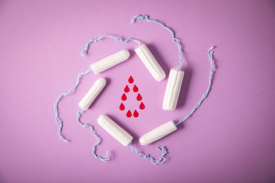 Ohne Produkte durch die Periode: Das ist Free Bleeding - Bluten ohne Tampon und Tasse: Das ist der Grundgedanke hinter der freien Menstruation.
