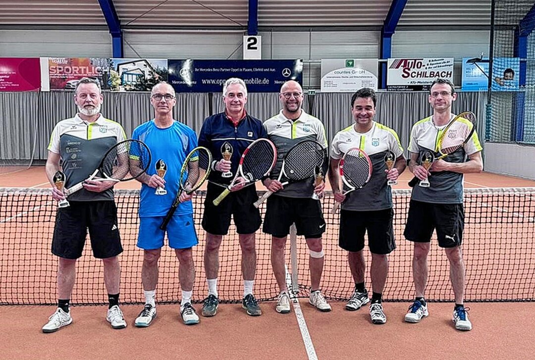 Olbernhauer Tennisclub dringt in neue Dimensionen vor - Für ihren Titelgewinn erhielten alle OTC-Spieler nach dem letzten Sieg einen kleinen Pokal. Foto: Verein