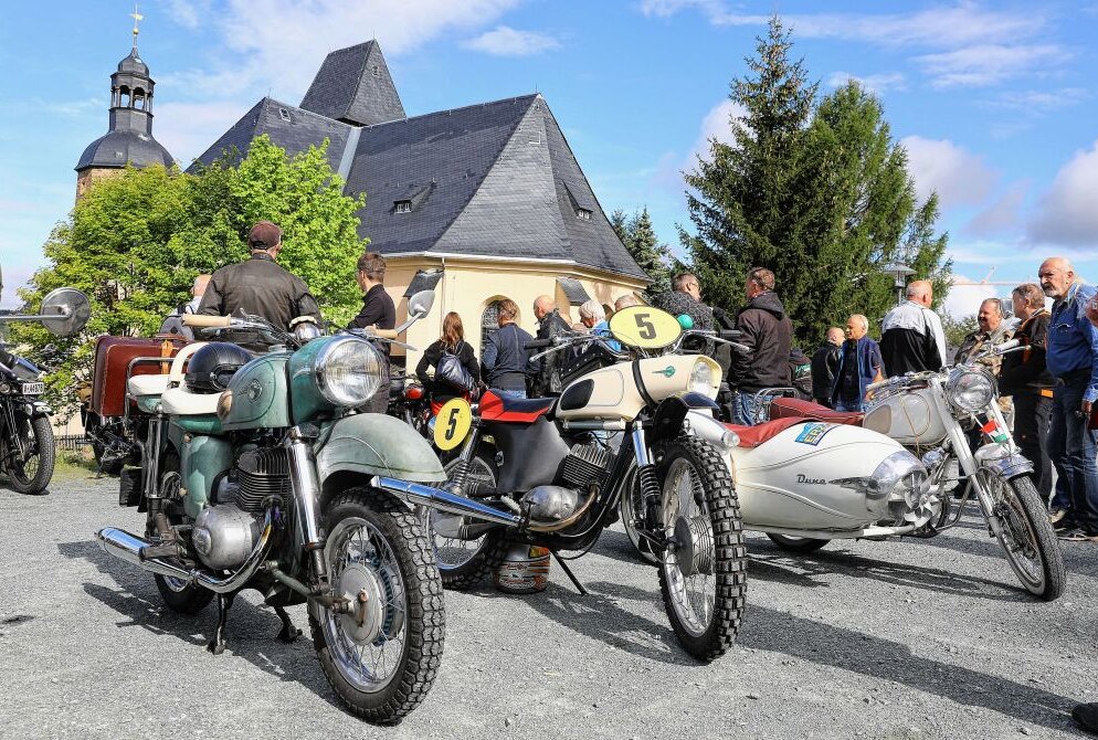 Oldtimertreffen am Geyersberg zum fünften Mal in Folge - Die zahlreichen Oldtimer-Motorräder standen besonders im Fokus der Besucher. Foto: Thomas Fritzsch/PhotoERZ