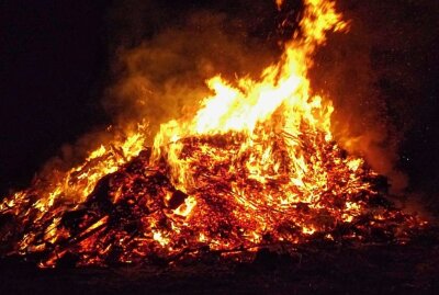 Osterevent: Feuer lodert am Samstag in Lauenhain - In Lauenhain wird wieder ein Osterfeuer lodern. Foto: FUN e.V./Archiv