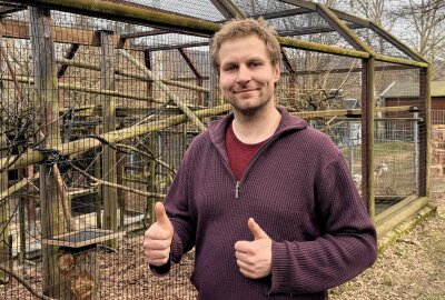 Osterhase der ganz besonderen Art ist im Zoo der Minis Aue angekommen - Zootierpfleger Peter Hömke vorm Gehege der Zwergmaras. Foto: Ralf Wendland