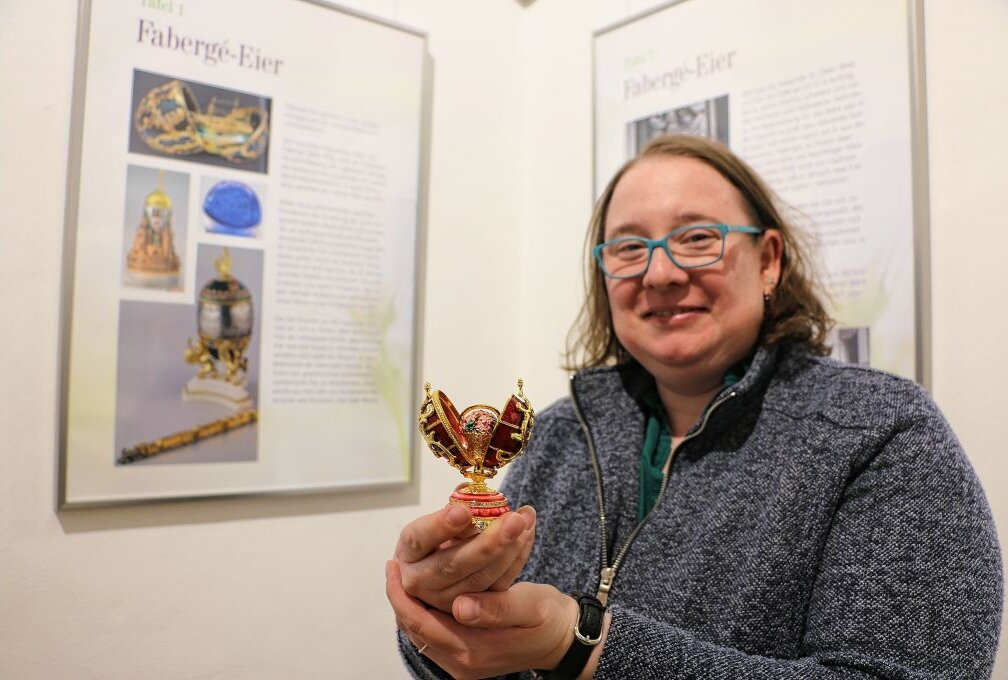 Osterschau im Neuberin-Museum Reichenbach - Museumsmitarbeiterin Grit Otto zeigt ein Fabergé-Ei. In der Ausstellung gibt es handbemalte Ostereier zu sehen. Man erfährt viel Wissenswertes zu Ostern. Auch Osterhasen fehlen nicht. Fotos: Simone Zeh