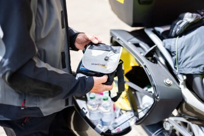 Packtipps für die Reise mit dem Motorrad - Packen wir's: Für den Transport von Gepäck auf dem Motorrad bieten sich auch spezielle Koffersysteme an.