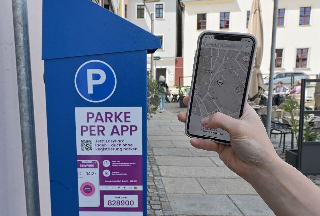 Parktickets gibt's in Schneeberg per App - In Schneeberg gibt's ab Montag Parktickets per App. Foto: Ralf Wendland