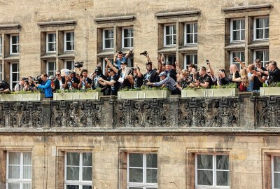 Pastore bei Niners-Empfang: "Chemnitz, was für eine Stadt!" - Auf dem Balkon des Rathauses wurde mit den Fans gefeiert. Foto: Peggy Schellenberger