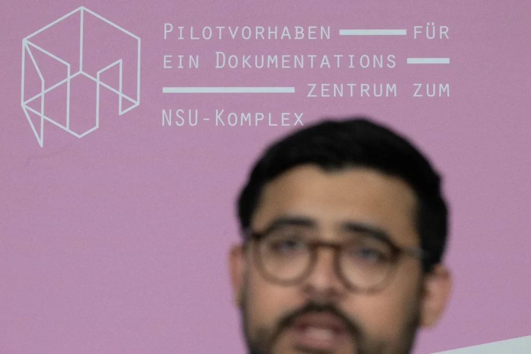 Pilot-Dokumentationszentrum zum NSU-Komplex öffnet 2025 - Khaldun Al Saadi aus der Projektleitung, spricht auf einer Pressekonferenz zur Vorstellung des Pilotvorhabens für ein Dokumentationszentrum zum NSU-Komplex in Sachsen.
