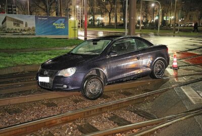 PKW bleibt im Gleisbett stecken - Das Auto musste durch einen Abschleppdienst mit einem Kran aus dem Gleisbett gehoben werden. Foto: Roland Halkasch