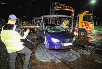 PKW bleibt im Gleisbett stecken - Das Auto musste durch einen Abschleppdienst mit einem Kran aus dem Gleisbett gehoben werden. Foto: Roland Halkasch