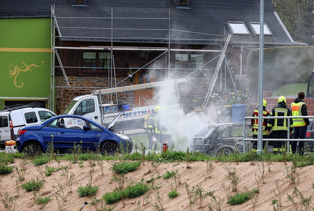 PKW-Brand in Schwarzenberg sorgt für Großeinsatz der Feuerwehr - Der PKW VW brennt vollständig. Foto: Niko Mutschmann