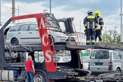 PKW brennt auf Autotransporter: Das ist die Ursache - In Chemnitz brannte ein PKW. Foto: Harry Härtel / haertelpress