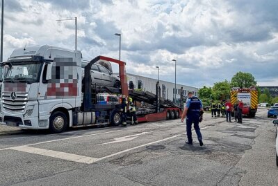 PKW brennt auf Autotransporter: Das ist die Ursache - In Chemnitz brannte ein PKW. Foto: Harry Härtel / haertelpress