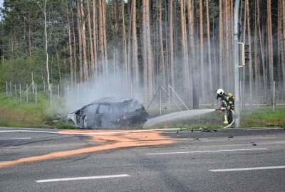 PKW brennt nach Verkehrsunfall auf B96 komplett aus - Nach einem Verkehrsunfall auf der B96 kam es in Hoyerswerda zum Brand eines PKWs. Foto: xcitepress