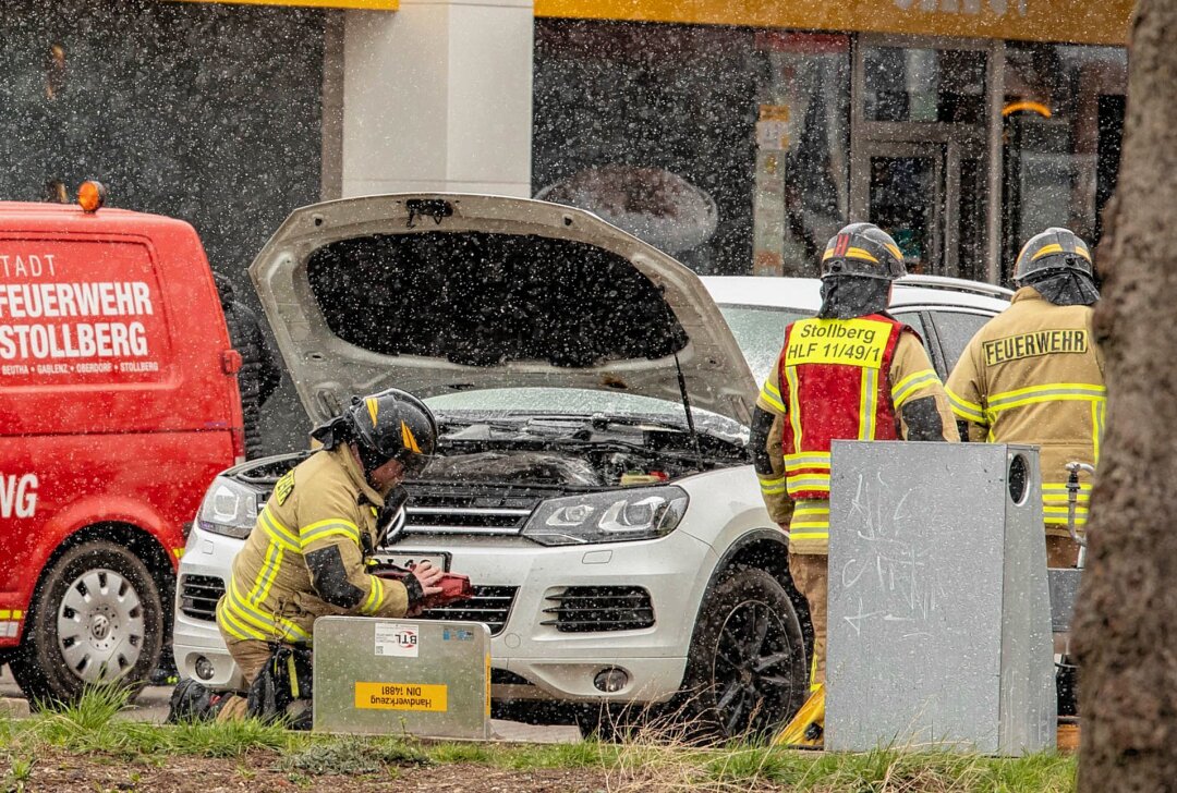 PKW fängt an Zapfsäule an zu brennen: Fahrer löscht Brand - Ein Auto fing an einer Tankstelle an zu brennen. Foto: André März