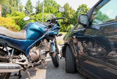 PKW kollidiert mit Motorrad: Biker in Klinik - Am Samstag kam es gegen 11.20 Uhr zu einem Unfall zwischen einem PKW und einem Motorrad. Foto: xcitepress