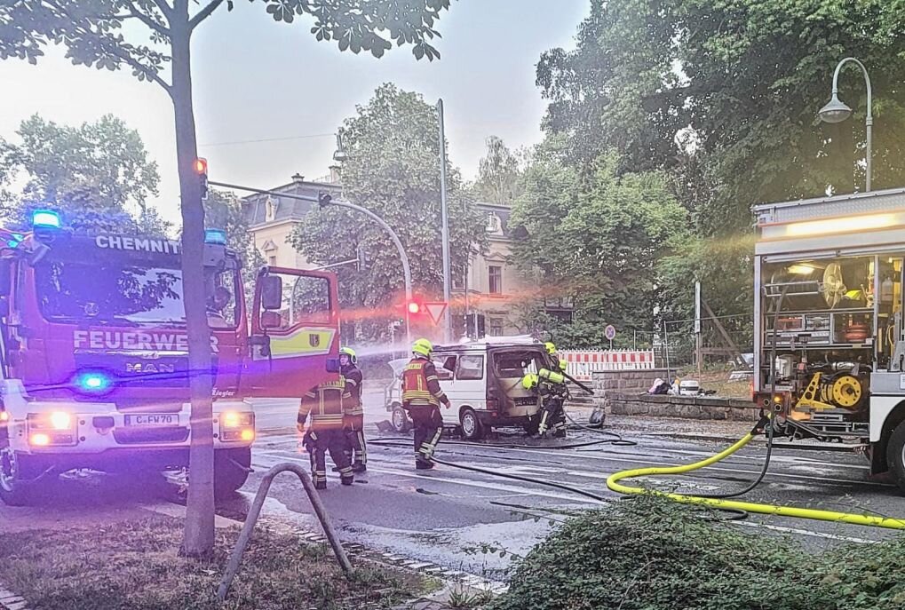 PKW steht auf Kaßberg in Flammen - Gestern wurde die Feuerwehr auf den Kaßberg gerufen, nachdem ein PKW während der Fahrt begann, zu brennen. Foto: Anna-Lena Hentsch