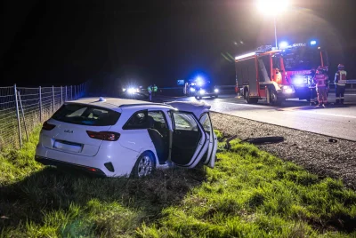 PKW überschlägt sich nach Sekundenschlaf auf der A72 - Autofahrer verliert Kontrolle auf A72: PKW kollidiert mit Verkehrszeichen. Foto Igor Pastierovic