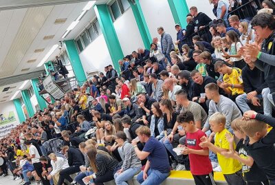 Plauen-Oberlosa gewinnt Derby gegen Zwickau klar - Der SV 04 Oberlosa hat in der Kurt-Helbig-Sporthalle den ZHC Grubenlampe Zwickau mit 31:20 besiegt. Fotos: Karsten Repert