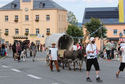 Pockau-Lengefeld: Stadtfest endet mit grandiosem Festumzug - Die Siedler kamen mit Tieren von weit her. Foto: Jana Kretzschmann