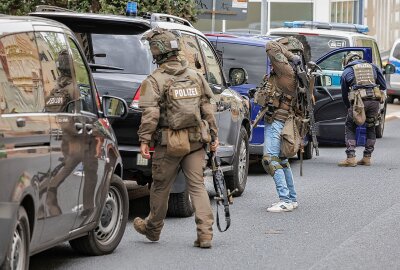 Polizei-Großeinsatz in Meerane: Was ist geschehen? - Schwer bewaffnete Polizisten im Einsatz. Foto: Andreas Kretschel