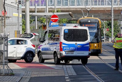 Polizeifahrzeug kollidiert mit PKW: Eine verletzte Beamtin - Am Sonntagnachmittag kam es auf der Kesselsdorfer Straße in Dresden zu einem Verkehrsunfall zwischen einem Polizeiauto und einem PKW. Foto: Roland Halkasch