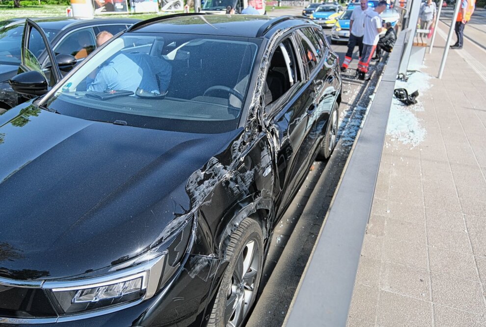 Polizeiwagen in heftigen Unfall verwickelt - Das Auto wurde beschädigt. Foto: Christian Grube