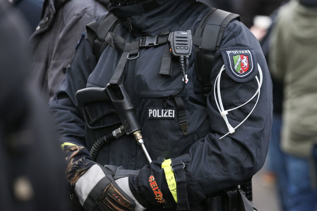 Polizisten nach Bundesligaspiel in Dortmund angegriffen - Nach dem Fußball-Bundesligaspiel zwischen Borussia Dortmund und dem SV Darmstadt 98 griffen Problemfans Polizisten an.