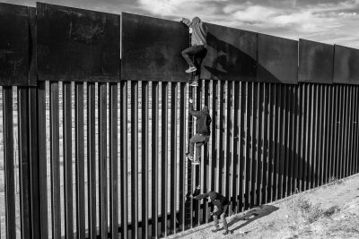Preise für das Weltpressefoto 2024 vergeben - Migranten benutzen eine selbstgebaute Leiter, um mit Hilfe eines Schmugglers einen Teil der Grenzmauer zur USA zu erklimmen. Der aus Venezuela stammende Fotograf Alejandro Cegara wurde in der Kategorie langfristige Projekte für eine Serie über Immigration in Mexiko ausgezeichnet.