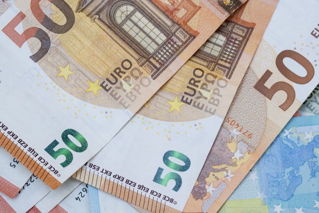 Pro-Kopf-Einkommen gestiegen, aber unter Bundesschnitt - Zahlreiche Euro-Banknoten liegen auf einem Tisch.