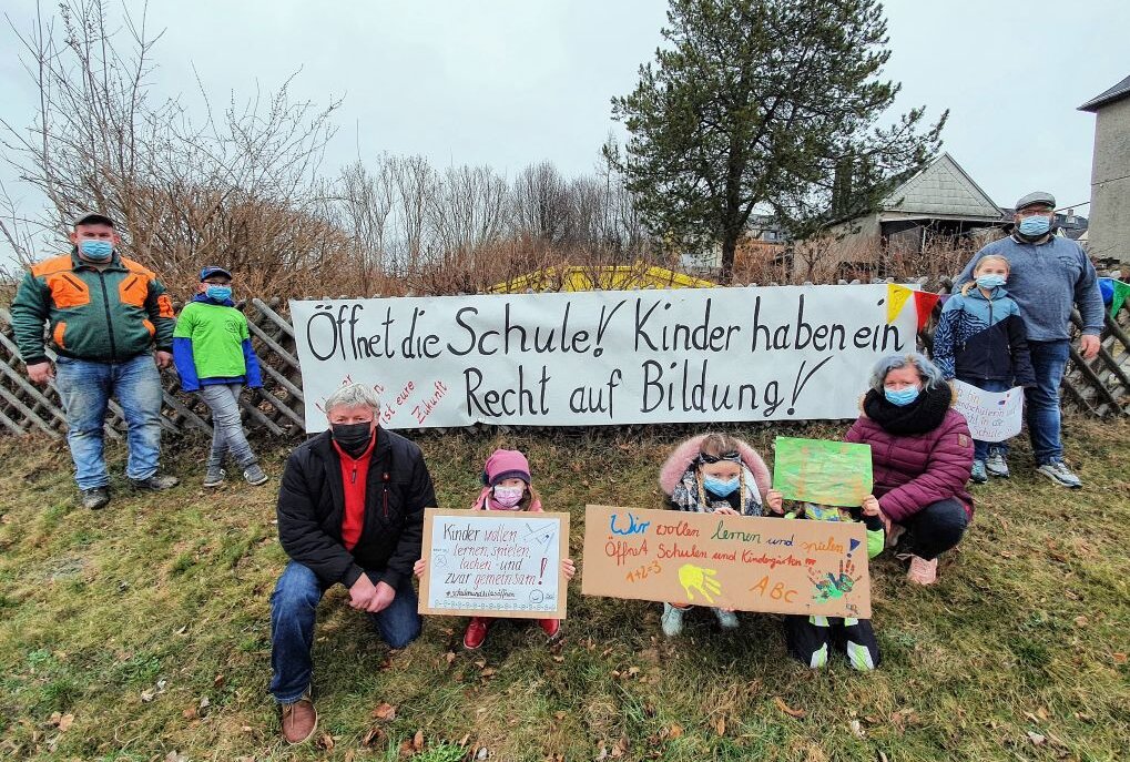 Protest: Die Grundschule Waldkirchen und ihre traurigen Smileys - Neben Wimpeln hat der Elternbeirat vor der Grundschule Waldkirchen auch ein großes Plakat aufgehangen. Foto: Andreas Bauer