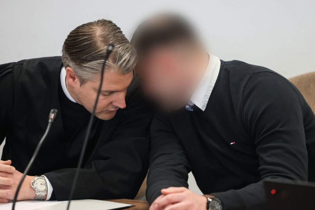 Prozess um mutmaßlichen Auftragsmord im Rockermilieu - Der Angeklagte (r) mit seinem Anwalt im  Kölner Landgericht.
