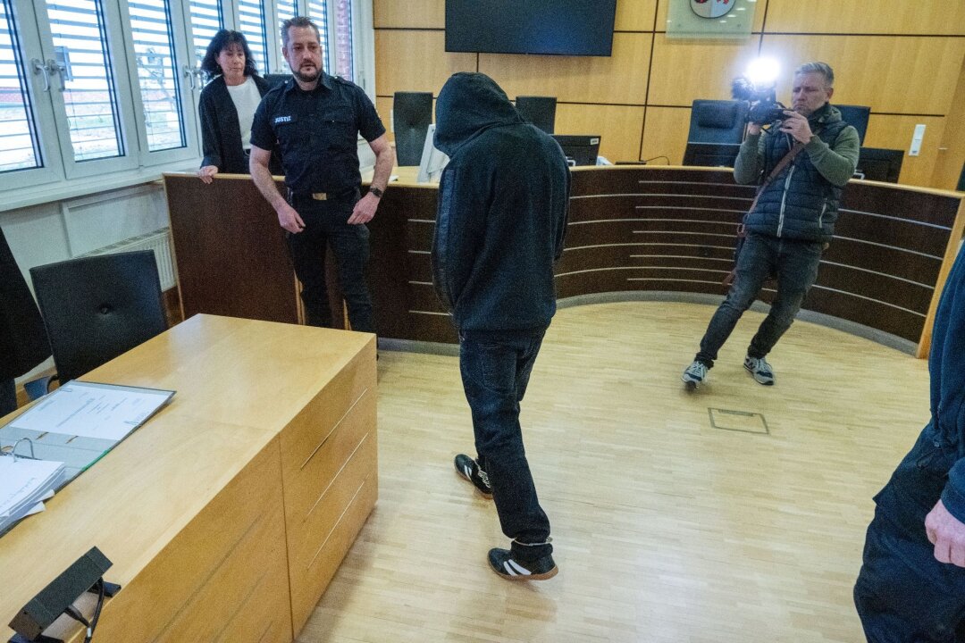 Prozess um zerstückelte Leiche endet mit Haftstrafen - Der Hauptangeklagte am Landgericht Stralsund. Der Mann ist zu einer Haftstrafe verurteilt woden.