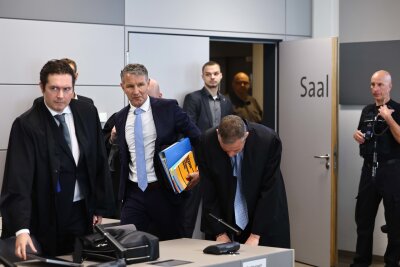 Prozessauftakt: Geht Björn Höcke wegen SA-Parolen in den Knast? - Er soll in zwei Reden verbotene Parolen der Sturmabteilung (SA) verwendet haben. Foto: EHL Media