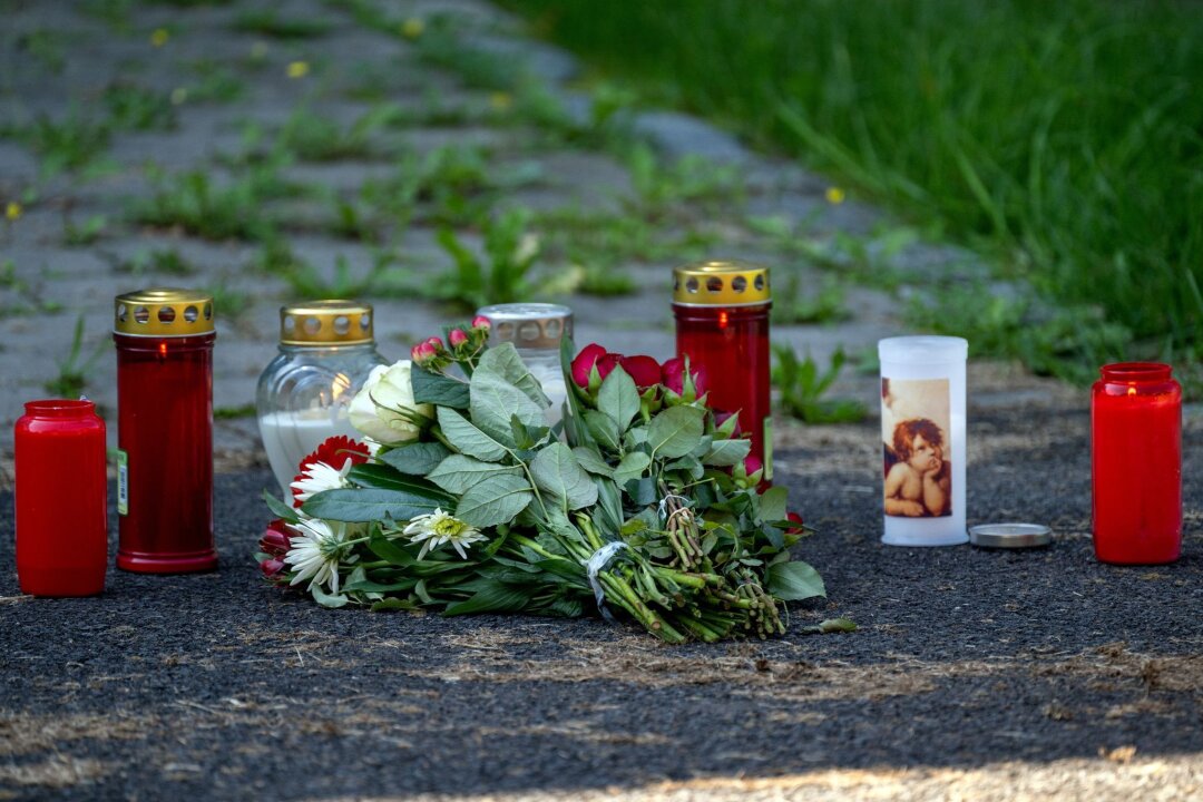 Prozessgebinn zum Tod eines 14-Jährigen in Franken - Am Morgen nach dem Fund eines toten Jugendlichen auf dem Schulgelände im September 2023 kommen immer wieder Menschen vorbei, die das Opfer gekannt haben und halten inne.