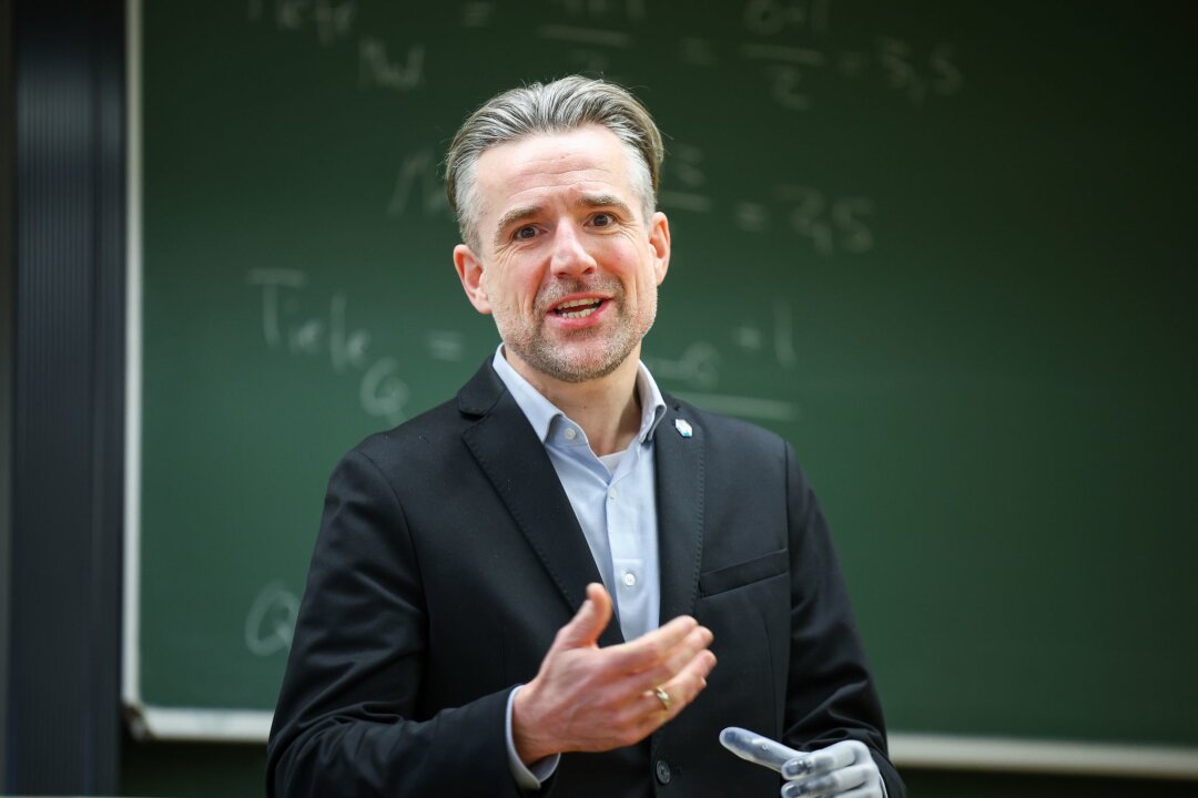 Psychologe Meyer als "Hochschullehrer des Jahres" geehrt - Bertolt Meyer sitzt in einem Hörsaal im Institut für Psychologie.