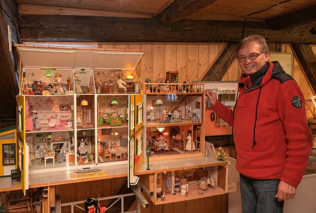 Puppenhäuser mit viel Liebe zum Detail gestaltet - Museumsleiter Jürgen Zabel hofft, dass er die Ausstellung doch noch zeigen kann. Foto: Ralf Wendland 