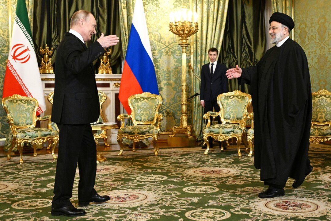 Putin telefoniert mit Irans Präsident zur Nahostkrise - Wladimir Putin begrüßt Ebrahim Raisi (r) während eines Treffens im Kreml im Dezember 2023.