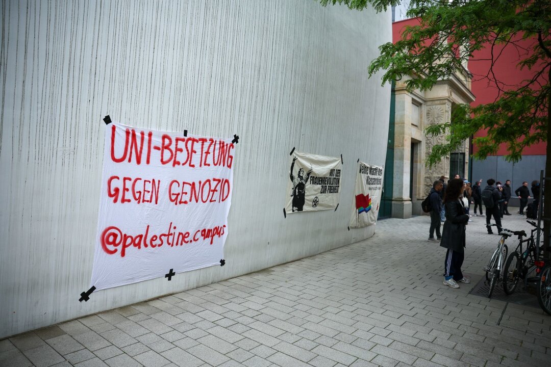 Räumung nach Besetzung an Leipziger Uni angekündigt - Ein Transparent von einer pro-palästinensischen Gruppe hängt am Audimax der Universität Leipzig.