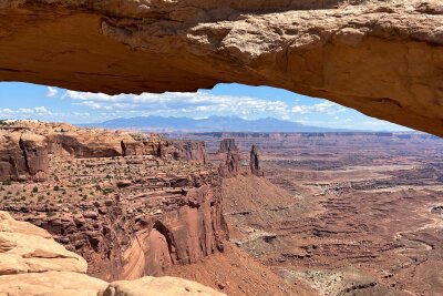 Rail and Road: Von Colorado zu den Nationalparks in Utah - Dieser Felsbogen heißt Mesa Arch und ist mit seinem Postkartenpanorama ein Wahrzeichen des Canyonlands Nationalparks.
