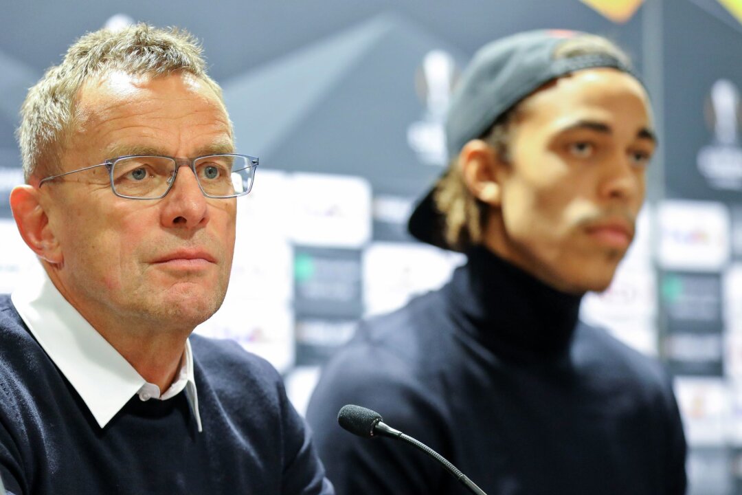 RB-Stürmer Poulsen: Traue Rangnick den Bayern-Job zu - Ralf Rangnick (l) spricht während der Pressekonferenz, neben ihm Spieler Yussuf Poulsen.